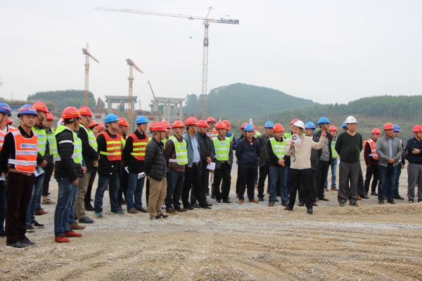 柳南改扩建全线清静治理职员旅行特大桥施工现。。ㄐ薷某叽纾.jpg